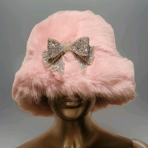 NWT Soft Pink Super Furry Faux Fur Winter Bucket Hat w/ Vtg. Crystal Bow Brooch - Picture 5 of 16